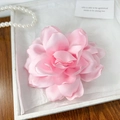 Eleganter hellrosa Satin-Blumen-Haarclip mit geschichteten Blüten und Perlenketten-Hintergrund - Rosa