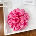 Eleganter leuchtend rosa Stoff-Blumen-Haargummi mit glänzenden Satin-Blütenblättern - Rosarot