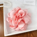Eleganter Haarclip mit rosa Stoffrose und Seidenblättern für Damen in sanfter Textur - Pfirsich