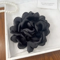 Pince à cheveux fleur en tissu noir avec pétales de satin superposés style vintage - Noir