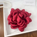 Pince à cheveux fleur en satin rouge foncé élégante avec pétales superposés en boîte - Rouge