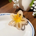 Pince à cheveux fleur de frangipanier dégradée avec pétales crème et jaunes - Jaune (7.7cm)