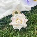 Elegant white and pink fabric rose flower hair claw clip with green leaf on grass - White Pink 8cm