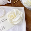 Elegante elastico per capelli in tessuto camelia bianca con finitura setosa e lucida - Forma di Camelia / Bianco Crema - Fermaglio Piatto