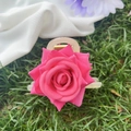 Pince à cheveux motif rose en tissu rose vif sur fond d'herbe verte naturelle - Magenta 8CM