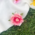 Fermaglio per capelli con rosa di stoffa rosa e foglie verdi su chiffon bianco - 7cm / Rosa Rosa (7cm)