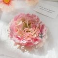 Pinza per capelli a fiore rosa sfumato con fiocco di cristallo su petali in tessuto - 8.5cm / Peonia Rosa (8.5cm)