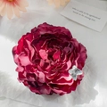 Elegante molletta per capelli con rosa in tessuto bordeaux e farfalla in resina - 8.5cm / Peonia Rossa (8.5cm)
