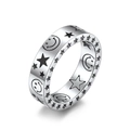 Anillo de acero inoxidable plateado con diseño grabado de caritas y estrellas - US 7 / Patrón de Estrella y Sonrisa (Ancho)