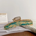 Pinza para el pelo de metal dorado con incrustación de acetato jaspeado beige - Verde Oscuro Colorido 11cm