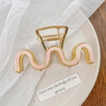 Pince à cheveux vintage ondulée dorée avec finition nacre rose pour coiffures élégantes - Forme M Couleur Pêche 9.2cm