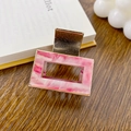 Pince à cheveux rectangulaire marbre rose avec cadre doré pour coiffure élégante - Petit Rose Intense 4cm