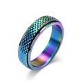 Anello spinner in acciaio inossidabile iridato arcobaleno con trama a diamante su sfondo bianco - Colorato