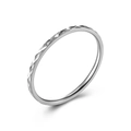 Anello impilabile minimalista in argento con trama a rombi e finitura lucida - US 5 / Color Acciaio