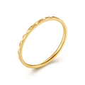 Anello minimalista da 1mm in titanio dorato con motivo a rombi per look a strati - US 5 / Oro