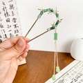 Elegante horquilla de bambú dorado con detalles verde esmeralda y borla para peinados tradicionales - Dorado Aros de Bambú