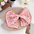 Pinza para el pelo con lazo floral rosa y perlas sobre paleta de madera - Rojo