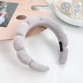 Diadema acolchada gris gruesa con diseño ondulado y etiqueta de marca artesanal - Gris