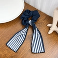 Donkerblauwe scrunchie met blauw-wit gestreept lang lint op houten achtergrond - Marineblauw Kort Lint