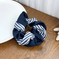 Elegante haarwokkel van donkerblauwe en gestreepte stof op een houten oppervlak - Marineblauw Dubbele Scrunchie