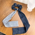 Elegante marineblauwe en gestreepte scrunchie met lang lint op een houten oppervlak - Marineblauw Lang Lint
