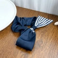 Donkerblauwe satijnen scrunchie met strik en blauw-witte strepen voor vrouwen - Marineblauw - Strik