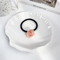 Élastique à cheveux noir orné d'une délicate breloque fleur de rose en acétate - Rose Pêche