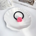 Eleganter Haargummi mit einer rosa Acetat-Rose auf einem schwarzen Gummiband - Rosa