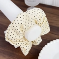 Elegante elastico scrunchie crema a pois neri su supporto espositivo bianco - Giallo a pois