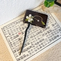 Elegante fermaglio per capelli in legno stile cinese con fiore bianco e nappa d'oro - Motivo Camelia / 18cm
