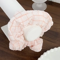 Scrunchie a quadretti rosa e bianchi con trama seersucker su supporto semplice - Quadri Rosa