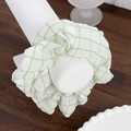 Chouchou en tissu à carreaux blanc et vert élégant sur une table en bois rustique - Carreaux Vert