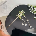 Eleganter Maiglöckchen-Haarstab aus Goldmetall mit weißen Perlen-Quasten-Anhängern - Grün