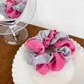 Elegante elastico per capelli in tessuto rosa rosso e righe su un piatto di ceramica - Doppio Elastico Rosa Rosso