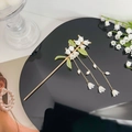 Eleganter Maiglöckchen Haarnadel mit weißen Blütenknospen und langen Perlenquasten - Weiß