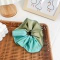 Elegante tweekleurige satijnen scrunchie in olijfgroen met streeppatroon - Groen Patchwork Cyaan Gestreept