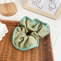 Elegante olijfgroene stoffen scrunchie met blauw-groene gestreepte rand op dienblad - Cyaan Gestreept Ruche Rand