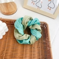 Elegante tweekleurige stoffen scrunchie in olijfgroen en gestreept munt voor haar - Groen En Blauw