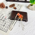 Elegante horquilla de plata con pez koi naranja, perla blanca y colgante de borla larga - Pez koi de perlas