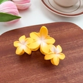 Pince à cheveux fleur de frangipanier jaune mate style estival et élégant - Jaune 9.5cm