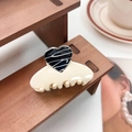 Pinza de pelo de acetato crema con diseño de corazón negro sobre soporte de madera - 5.5CM / Blanco Roto