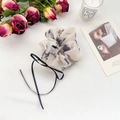 Eleganter beiger Blumen-Chiffon-Haargummi mit langer schwarzer Bandschleife im Vintage-Stil - Tinte Floral mit Schleife