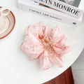 Pinza per capelli con fiocco in chiffon rosa, motivi floreali ricamati e base traslucida - 11cm / Rosa