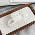 Elegante pinza per capelli in acetato bianco perlato con finitura olografica su vassoio - Bianco AB