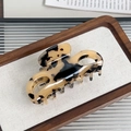 Pinza per capelli classica in resina tartarugata con design traforato su vassoio - Tartarugato Beige