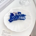 Unieke blauwe en paarse gemarmerde acetaat haarklem in een artistieke diervorm - Meisje Rijdt Op Beer (9cm)