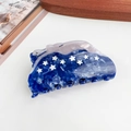 Blauwe en parelgrijze gemarmerde haarklem met witte sterpatronen decoratie - Slapend Meisje (8.5cm)