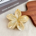 Pinza para el pelo de flor marmolada en tonos marfil y ámbar con acabado brillante - Café con Leche (7.7CM)