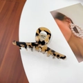 Classic leopard pattern large hair claw clip made of shiny acetate with strong metal spring - Crossed / Beige Tortoise Shell