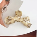 Elegant large acetic acid bow hair claw clip with a creamy tortoise shell pattern finish - Large / Beige